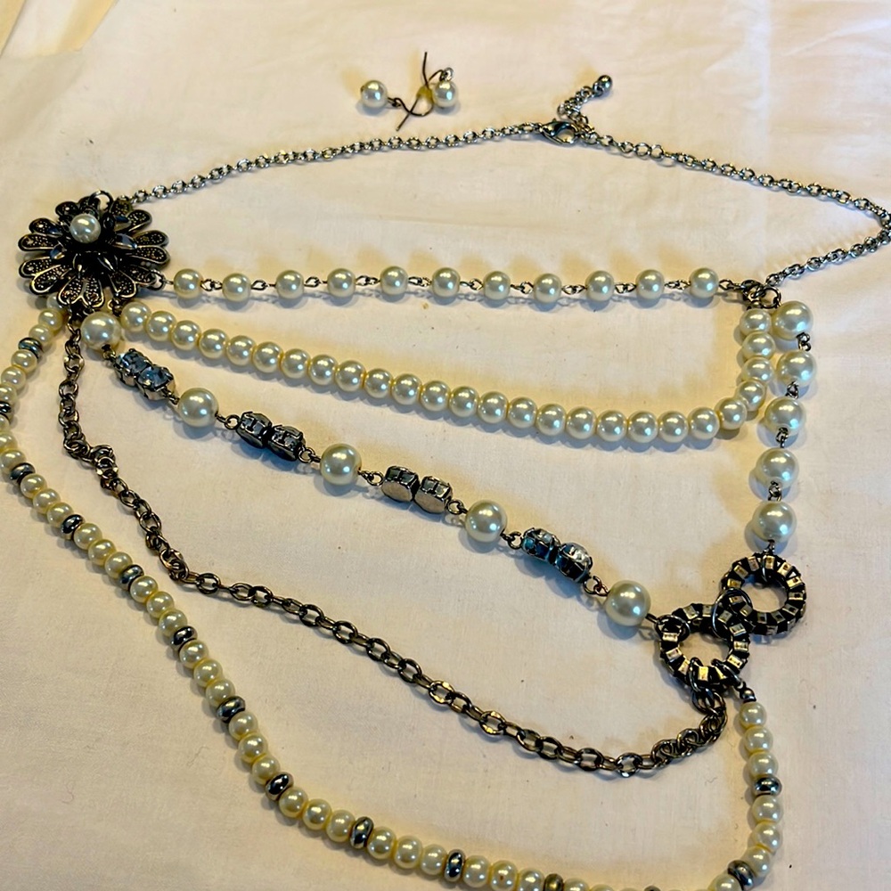Silver and pearl layer necklace with pearl drop earrings